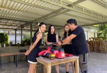 Instruktur memberi pengarahan kepada rombongan di meja perlengkapan sebelum sesi menembak