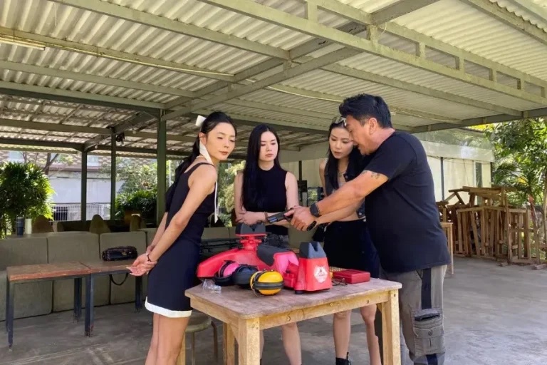 Instruktur memberi pengarahan kepada rombongan di meja perlengkapan sebelum sesi menembak